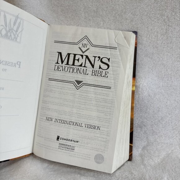 Men's Devotional Bible-NIV: Daily Devotions from Godly Men‎ Zondervan Red Letter - Picture 7 of 12